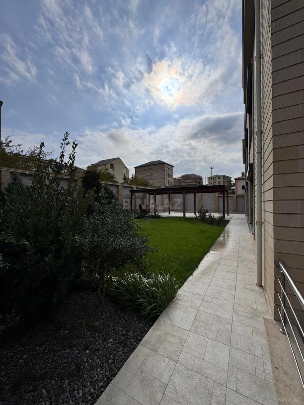 Satılır 11 otaqlı həyət evi 1100 m²