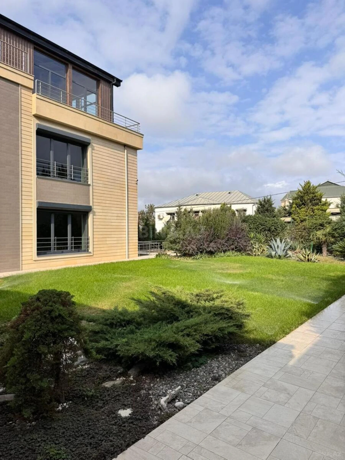 Satılır 11 otaqlı həyət evi 1100 m²