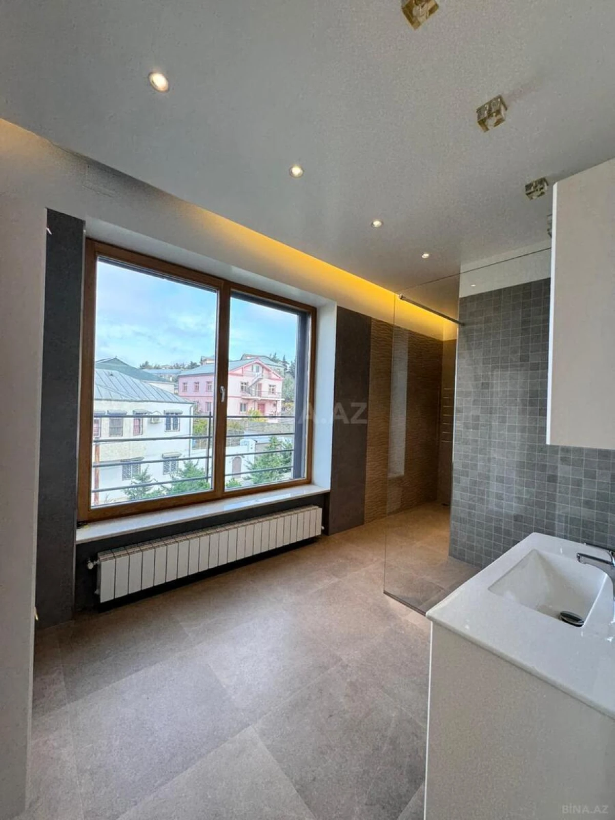 Satılır 11 otaqlı həyət evi 1100 m²
