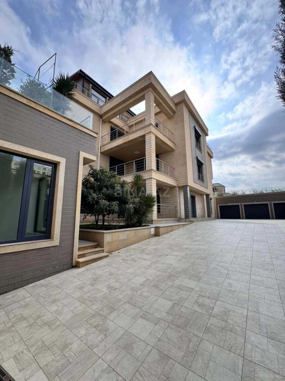 Satılır 11 otaqlı həyət evi 1100 m²