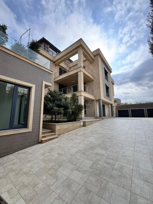 Satılır 11 otaqlı həyət evi 1100 m²