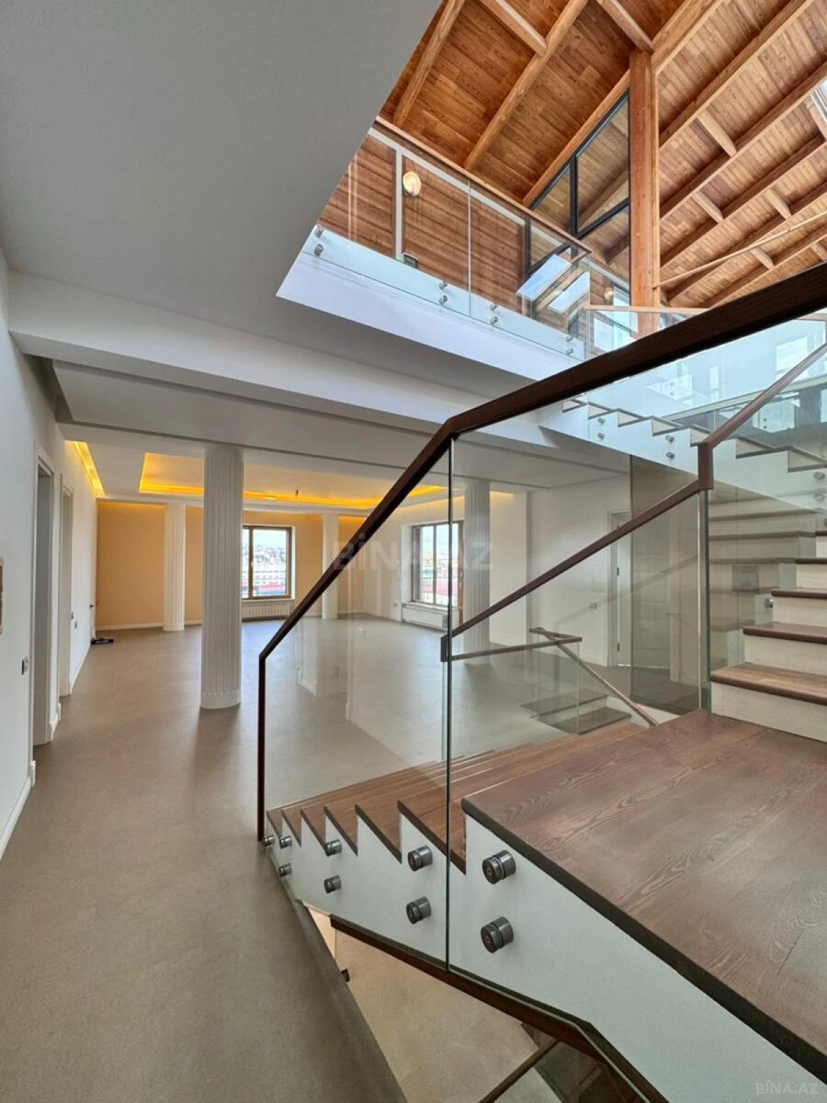 Satılır 11 otaqlı həyət evi 1100 m²