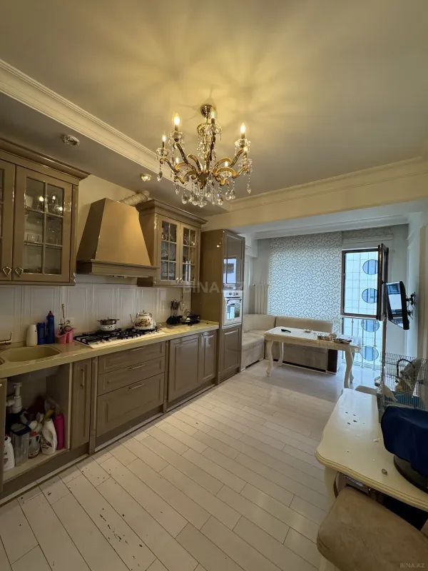 Satılır 4 otaqlı mənzil 184 m²