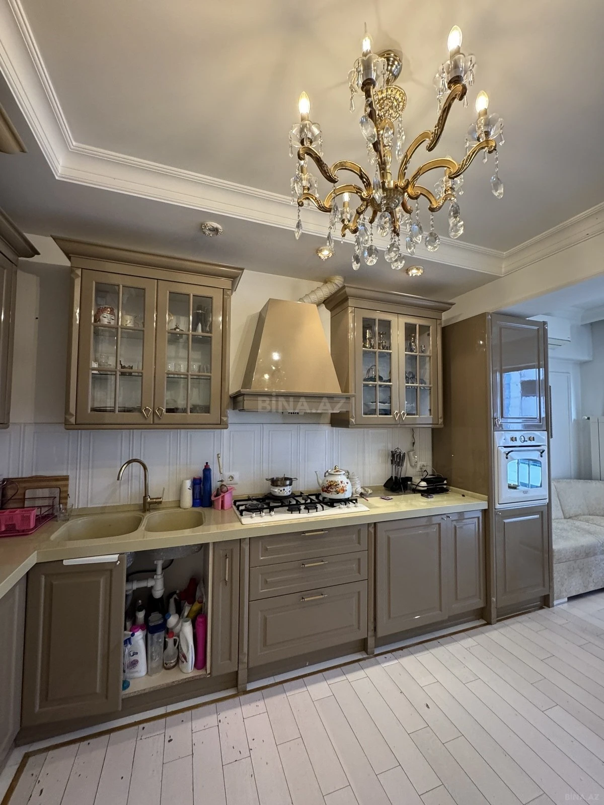 Satılır 4 otaqlı mənzil 184 m²