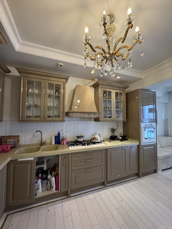 Satılır 4 otaqlı mənzil 184 m²