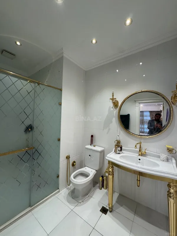 Satılır 4 otaqlı mənzil 184 m²