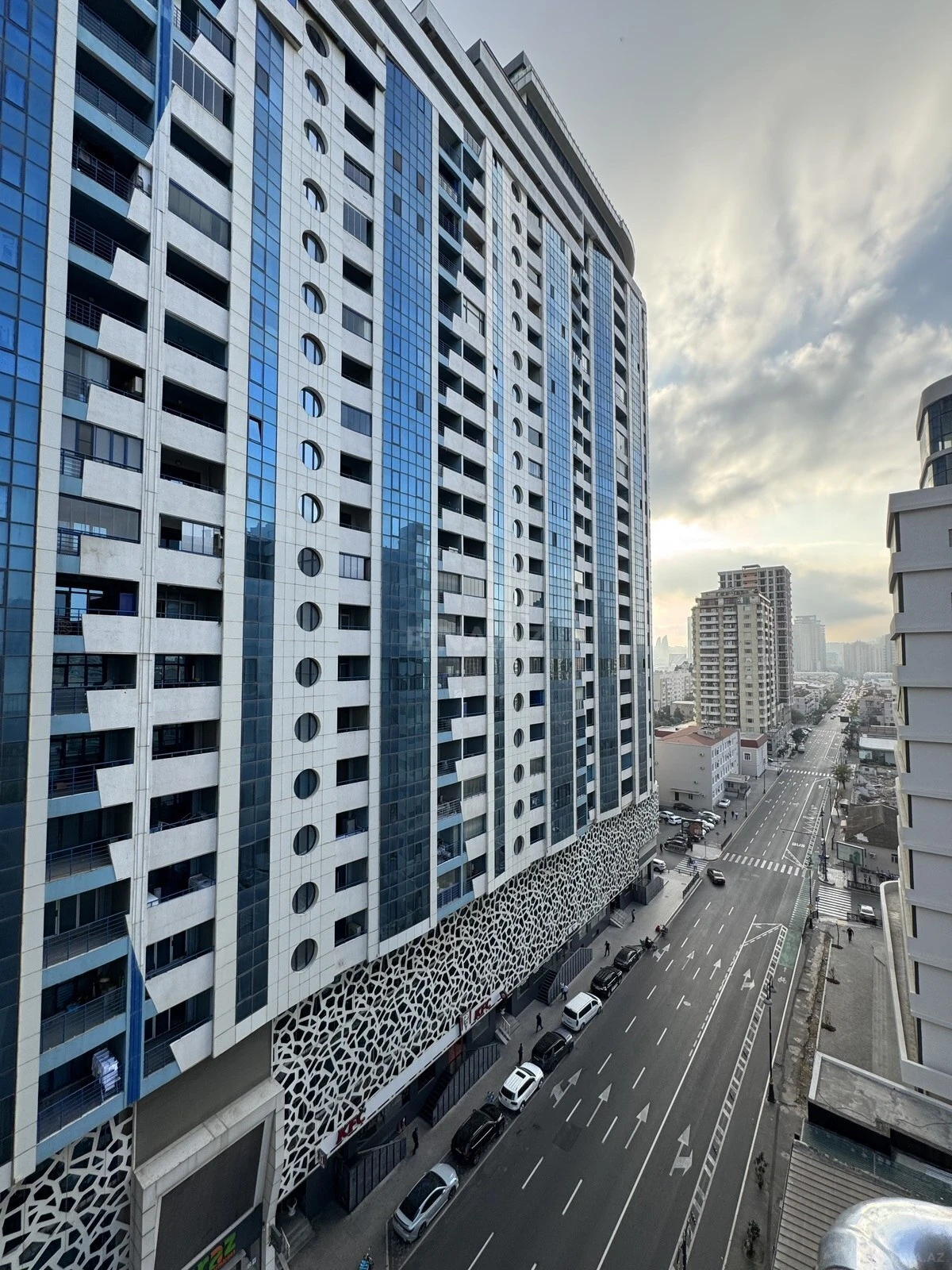Satılır 4 otaqlı mənzil 184 m²