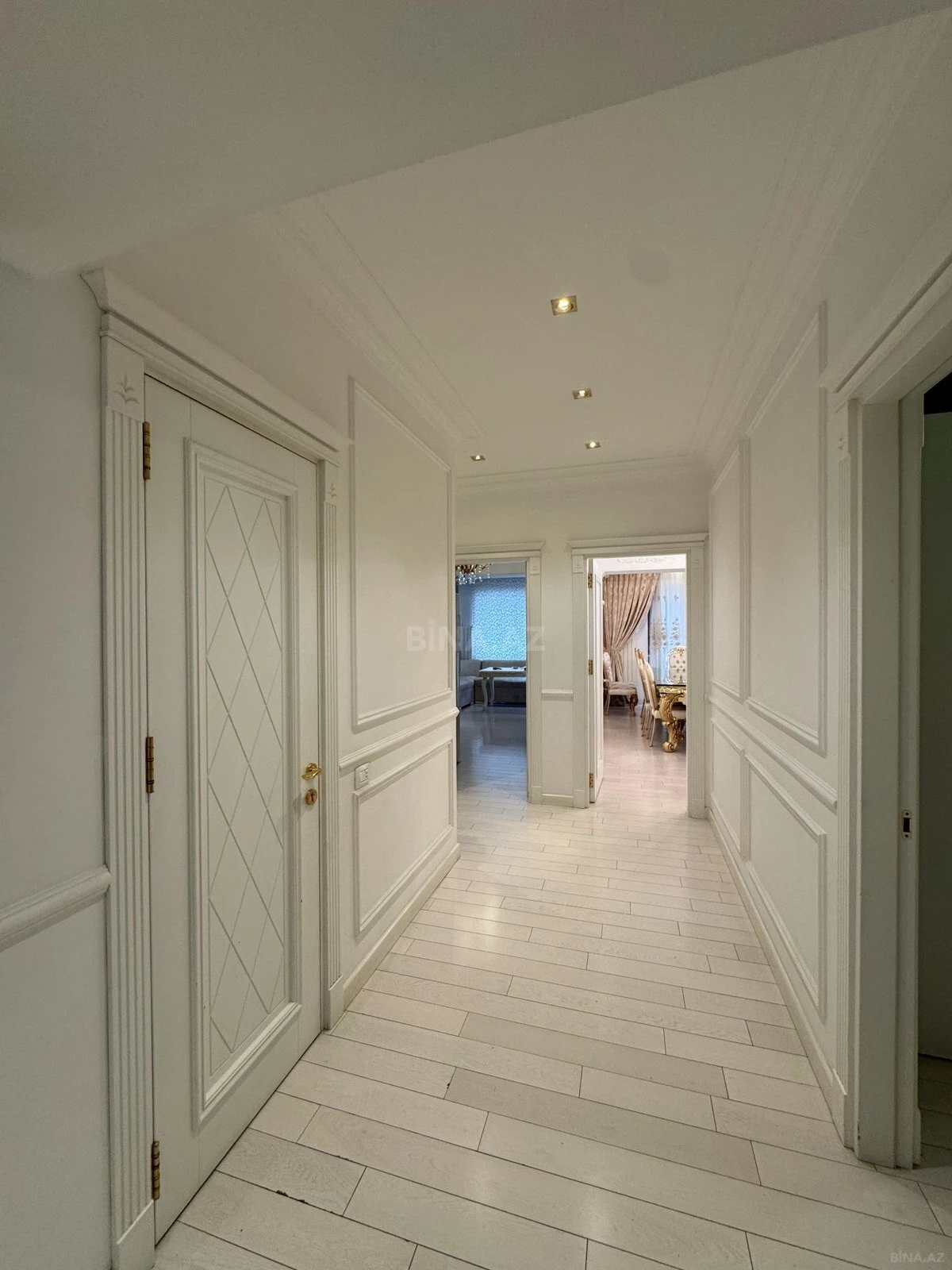 Satılır 4 otaqlı mənzil 184 m²