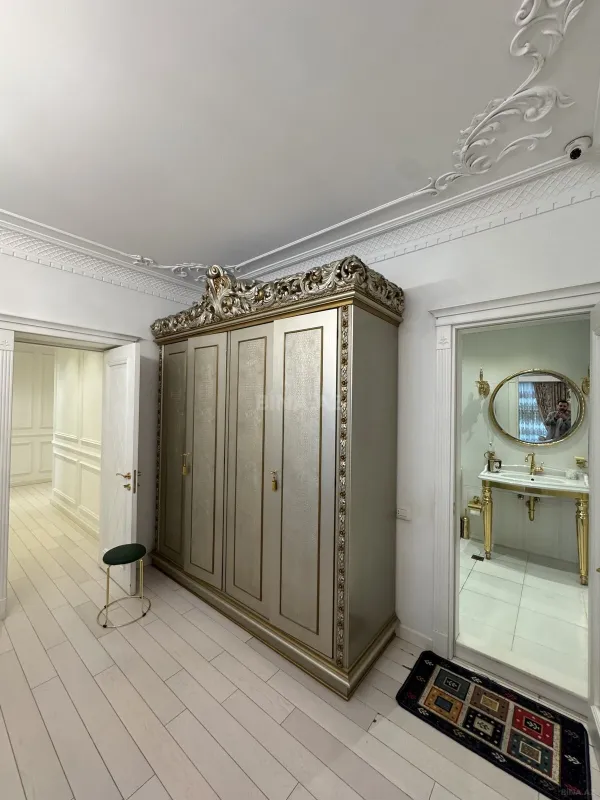 Satılır 4 otaqlı mənzil 184 m²