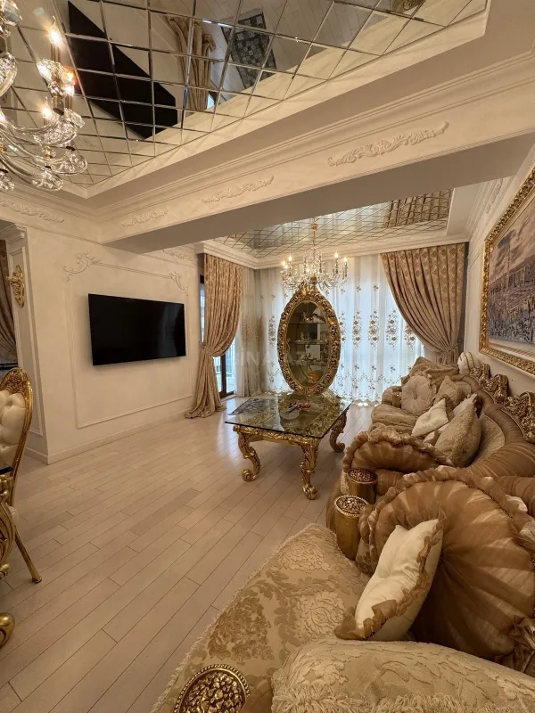 Satılır 4 otaqlı mənzil 184 m²