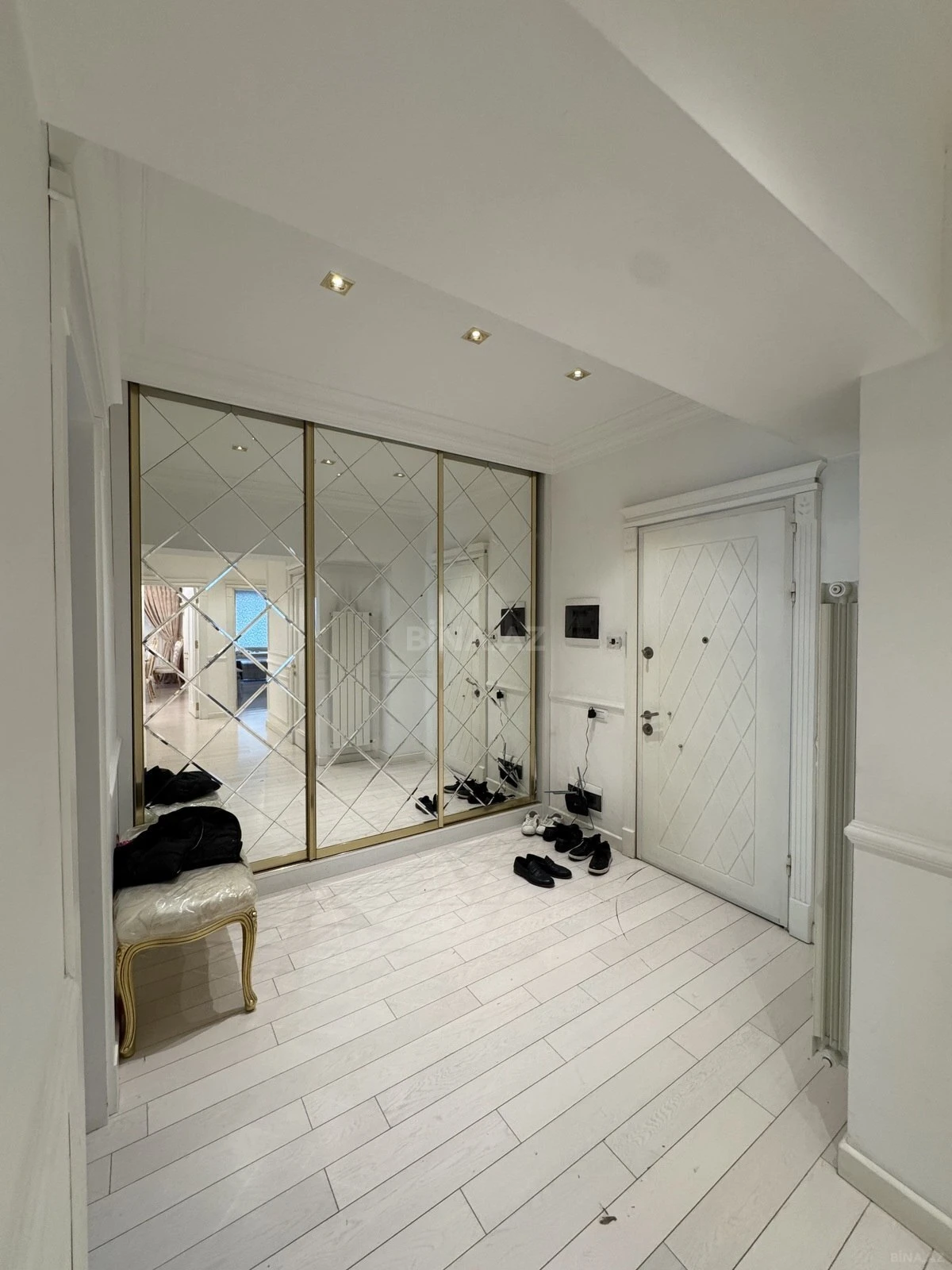 Satılır 4 otaqlı mənzil 184 m²