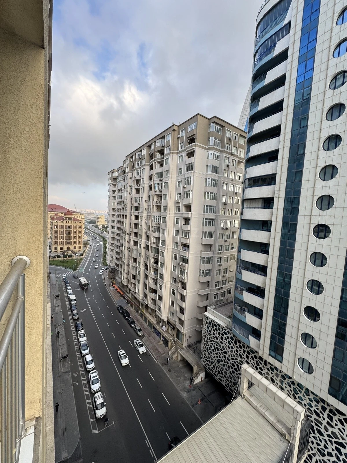 Satılır 4 otaqlı mənzil 184 m²
