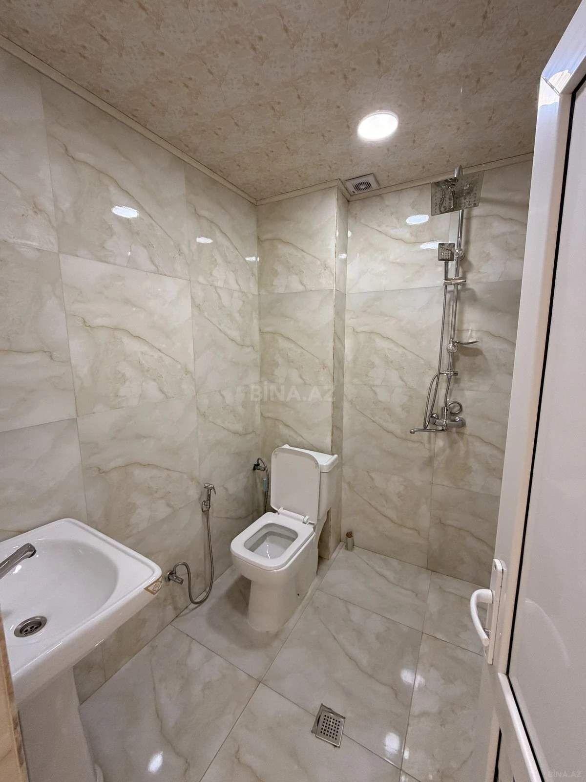 Satılır 5 otaqlı mənzil 110 m²