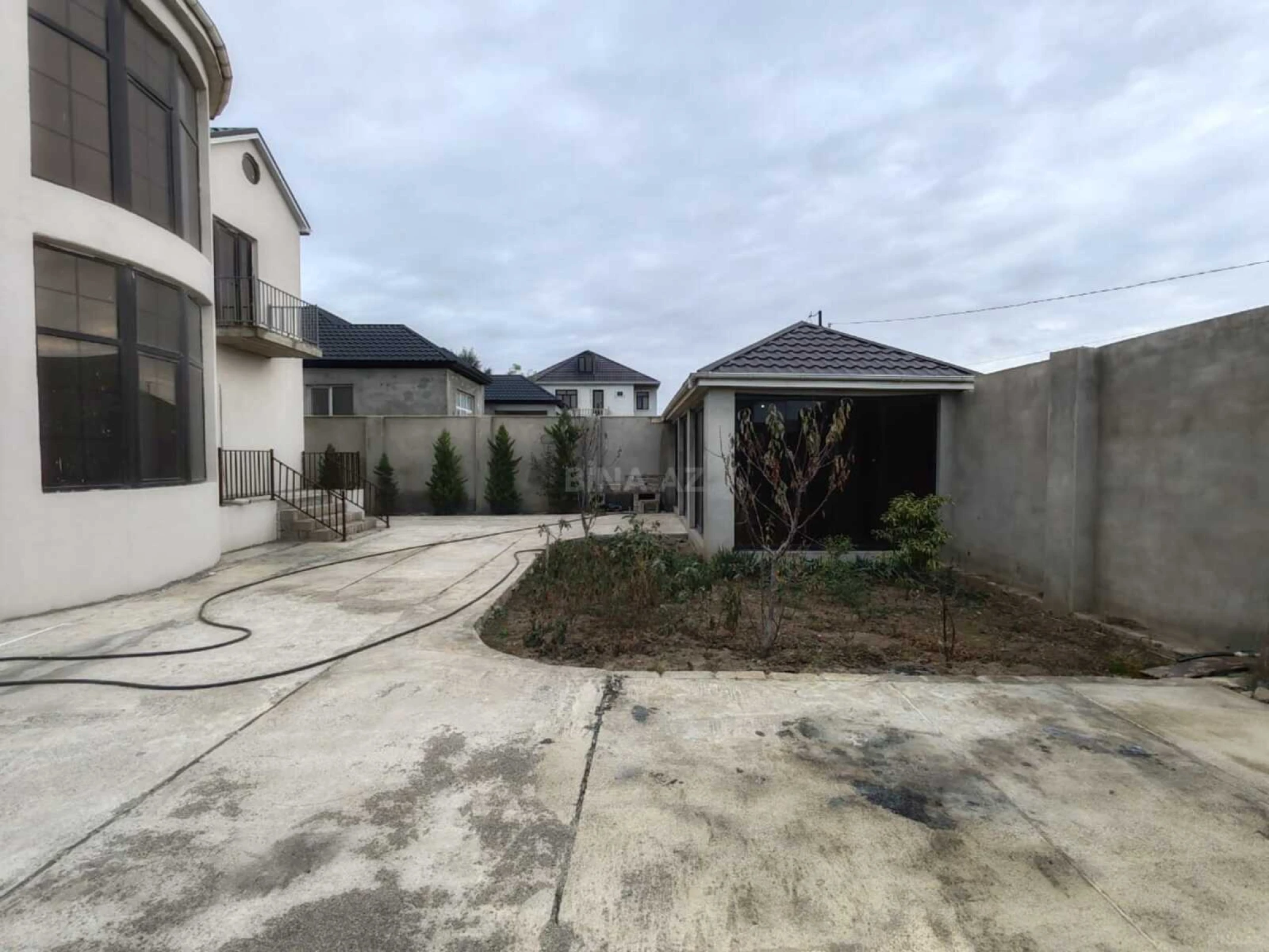 Satılır 5 otaqlı həyət evi 250 m²