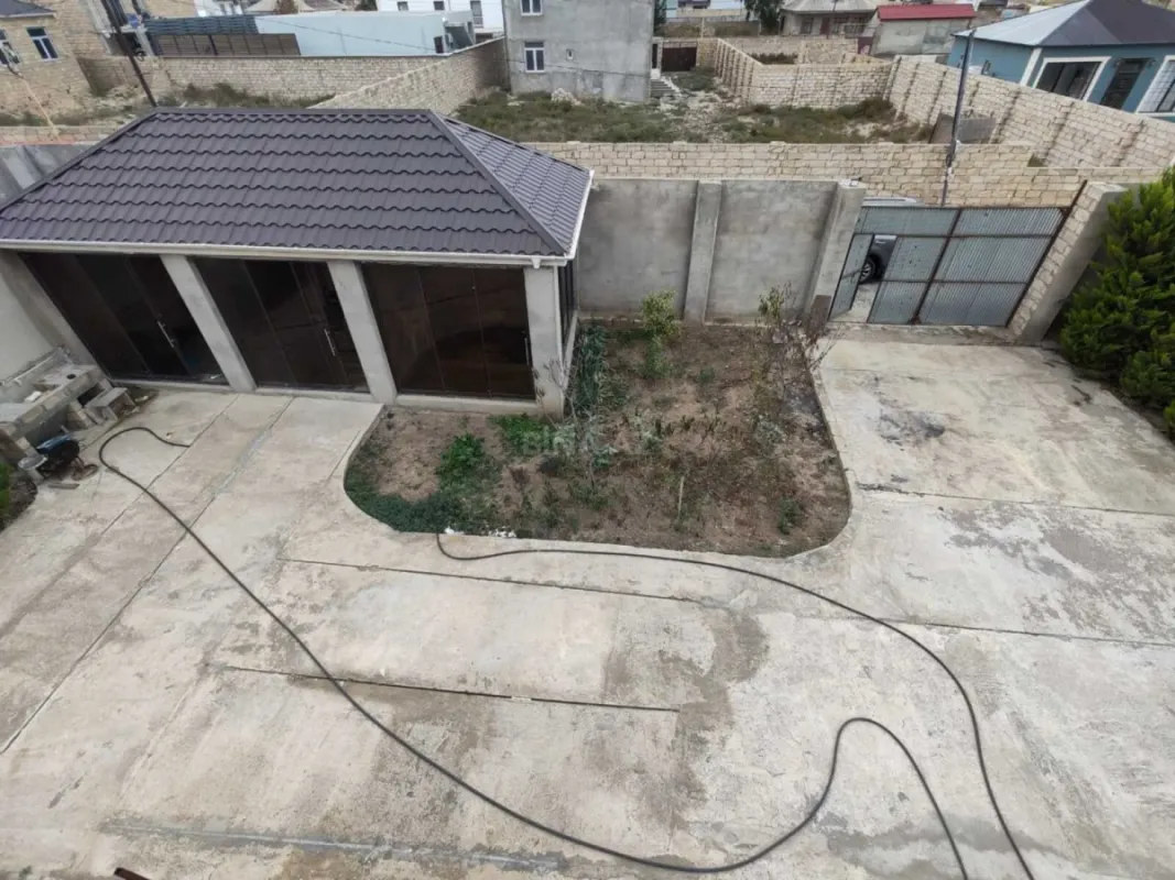 Satılır 5 otaqlı həyət evi 250 m²