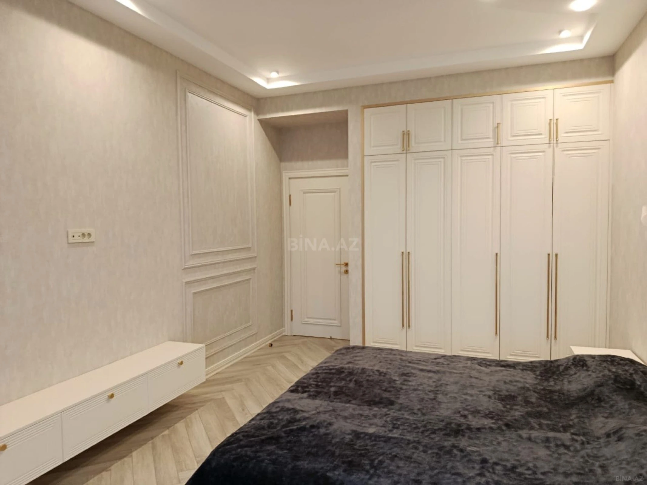 Satılır 3 otaqlı mənzil 130 m²