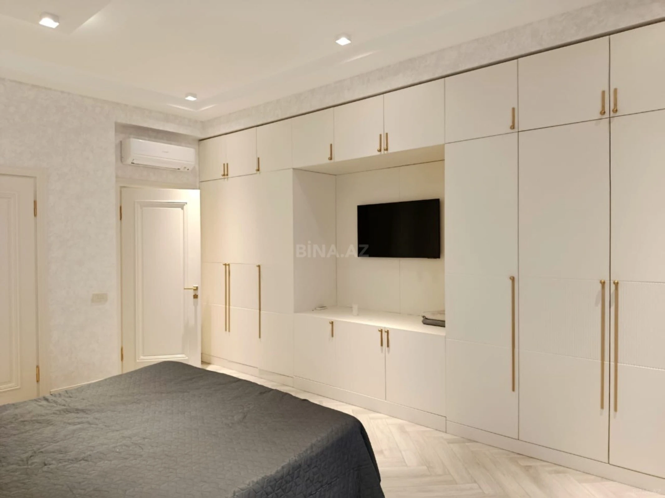 Satılır 3 otaqlı mənzil 130 m²