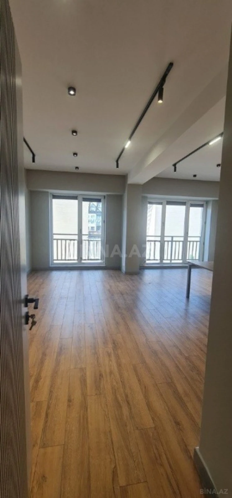 Satılır 5 otaqlı mənzil 202 m²