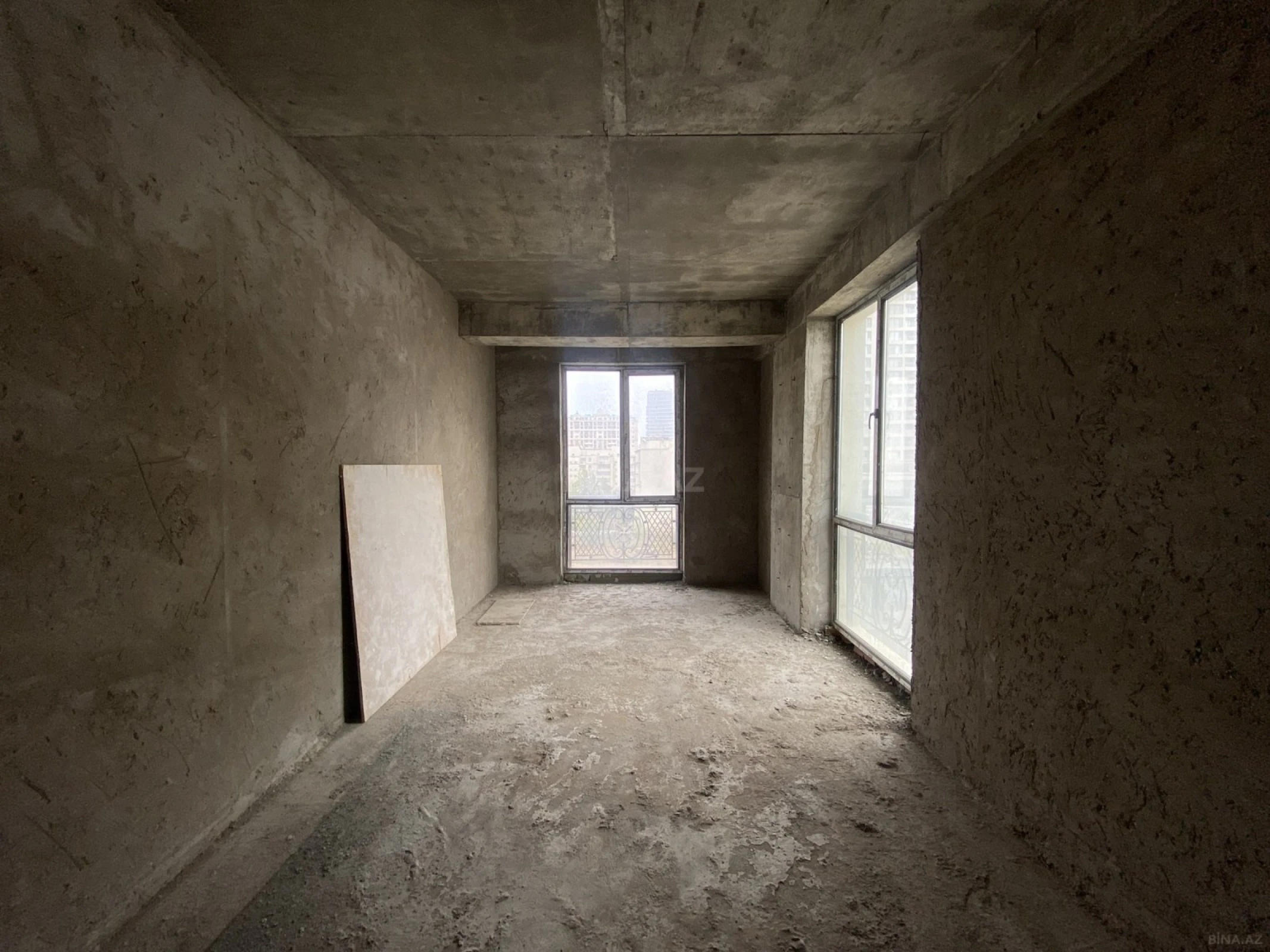 Satılır 4 otaqlı mənzil 147 m²