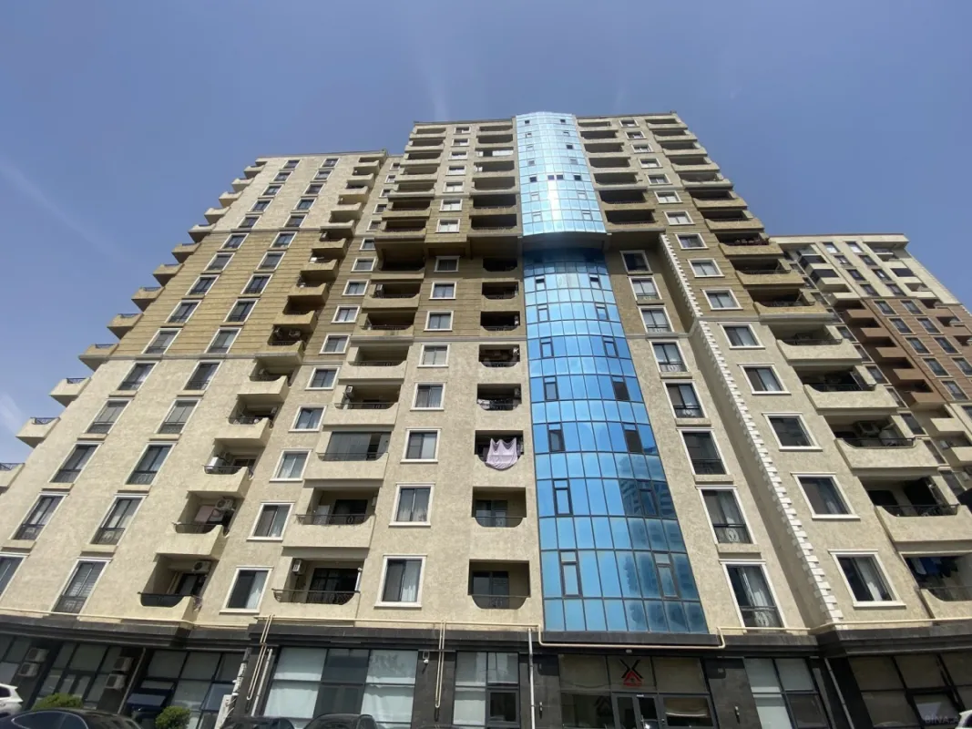 Satılır 4 otaqlı mənzil 147 m²