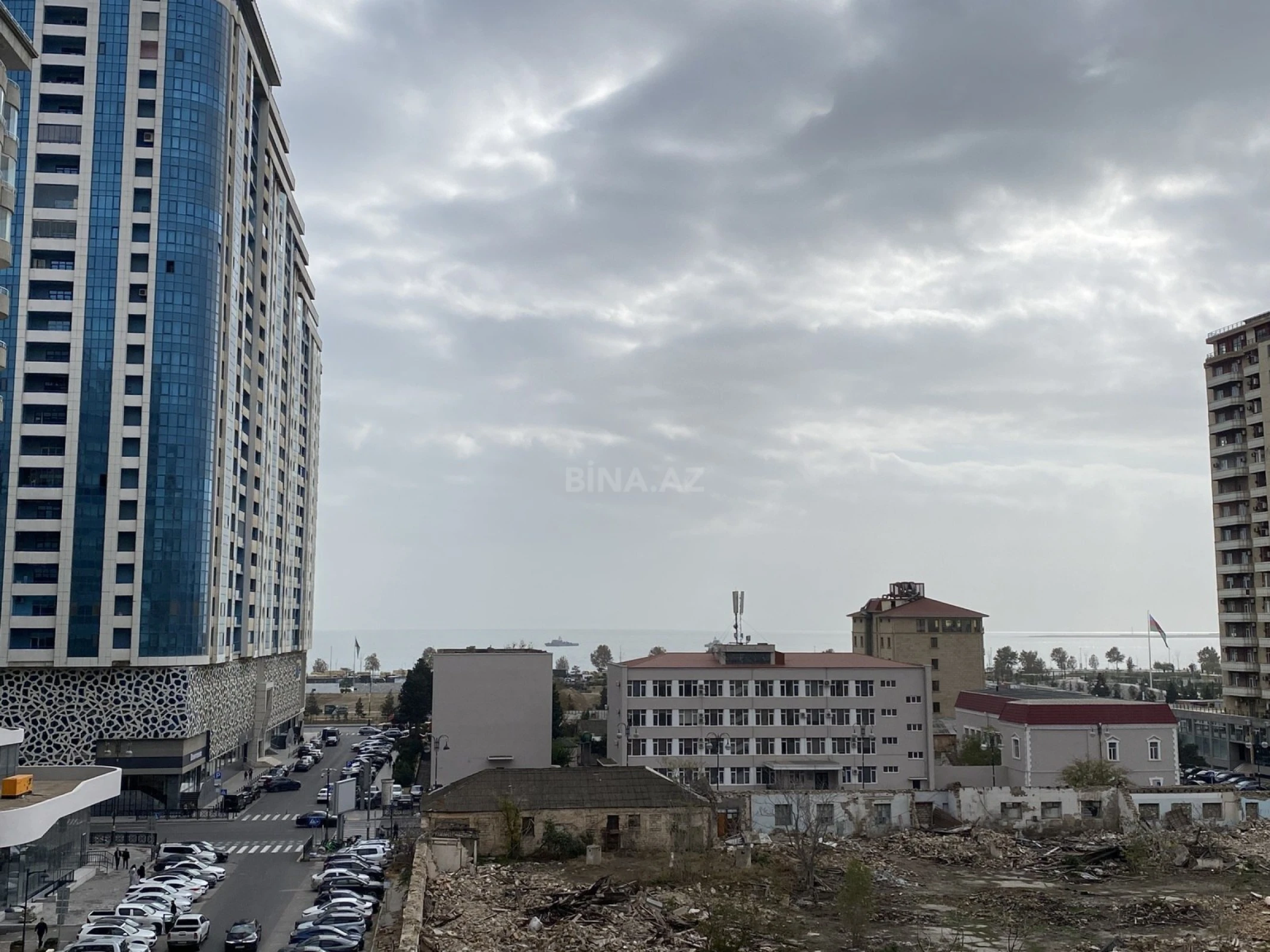 Satılır 4 otaqlı mənzil 147 m²