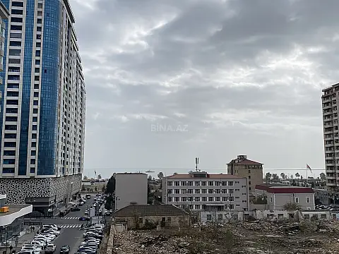 Satılır 4 otaqlı mənzil 147 m²