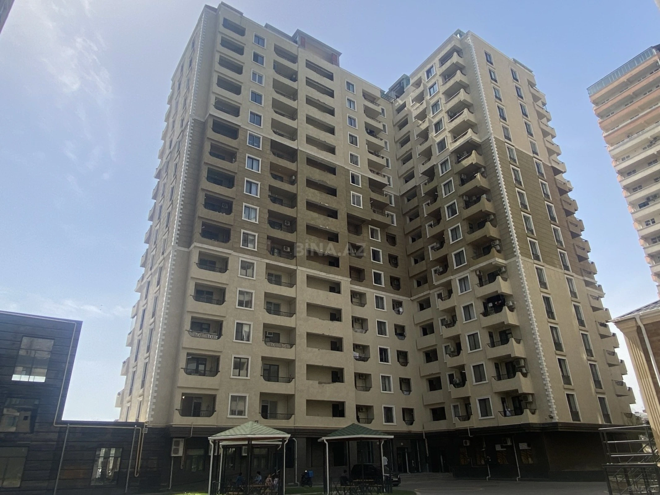 Satılır 4 otaqlı mənzil 147 m²