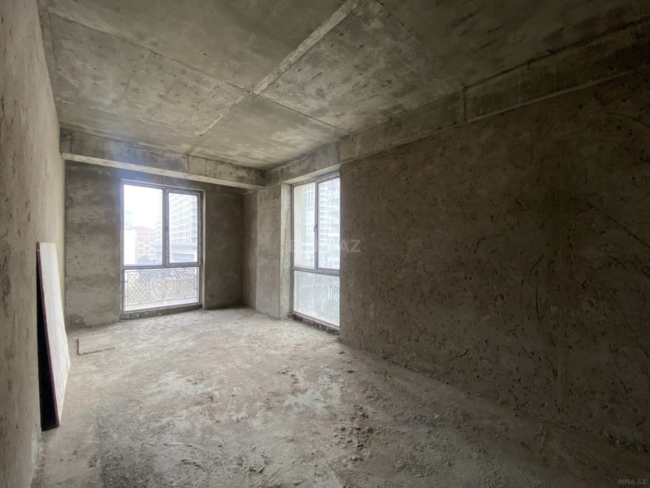 Satılır 4 otaqlı mənzil 147 m²