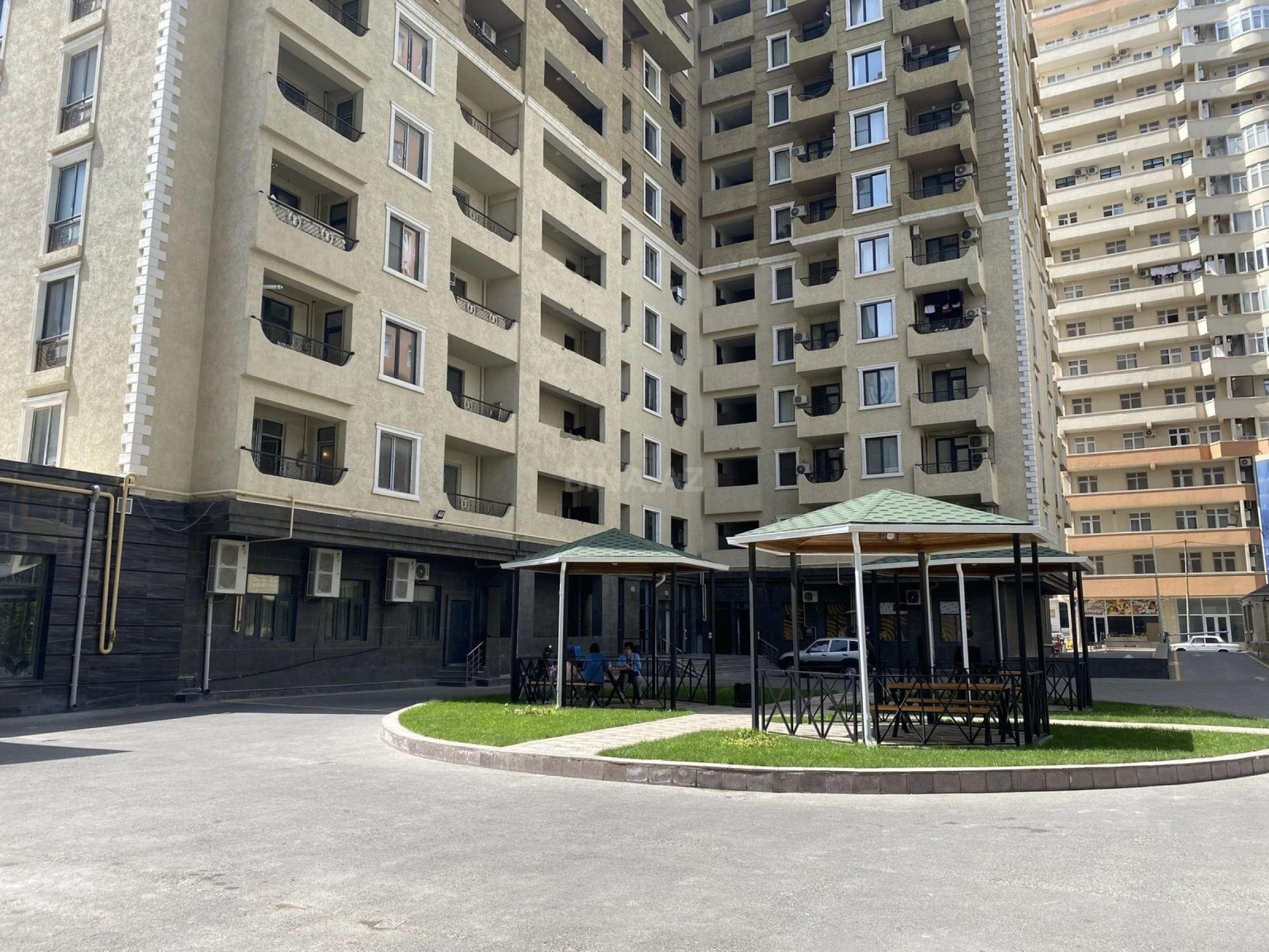 Satılır 4 otaqlı mənzil 147 m²