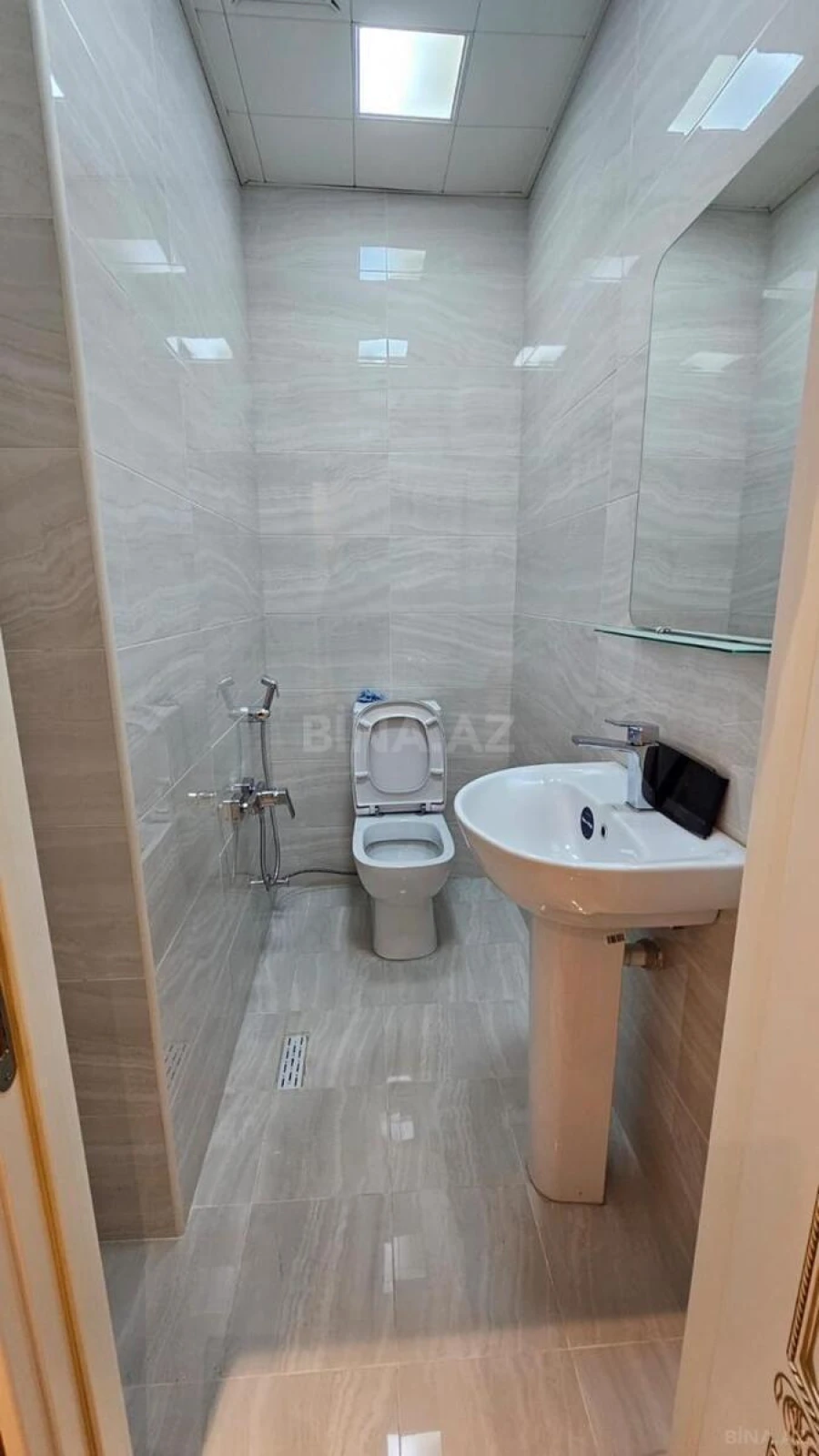 Satılır 3 otaqlı mənzil 141 m²
