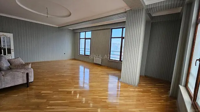 Satılır 3 otaqlı mənzil 141 m²
