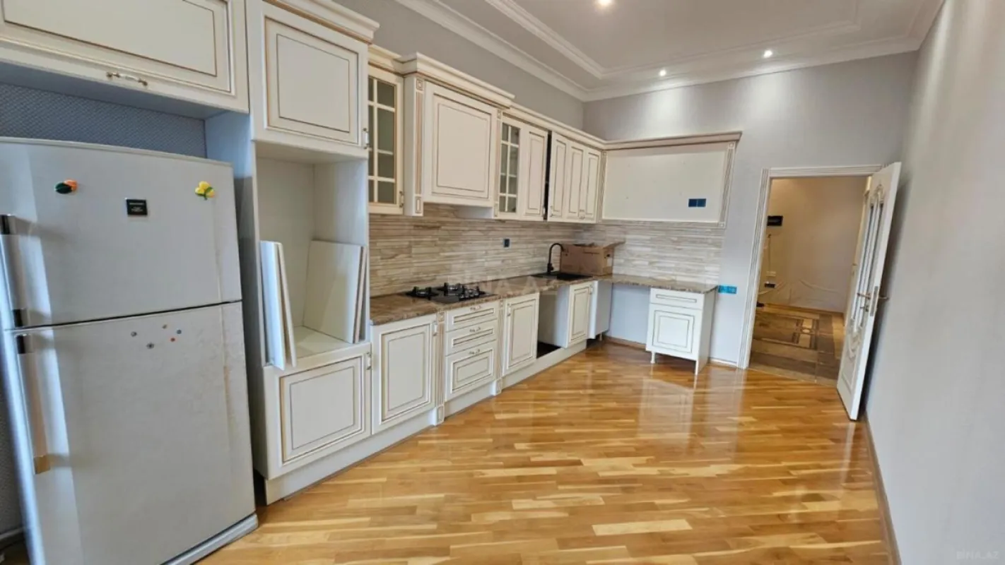 Satılır 3 otaqlı mənzil 141 m²