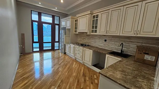 Satılır 3 otaqlı mənzil 141 m²