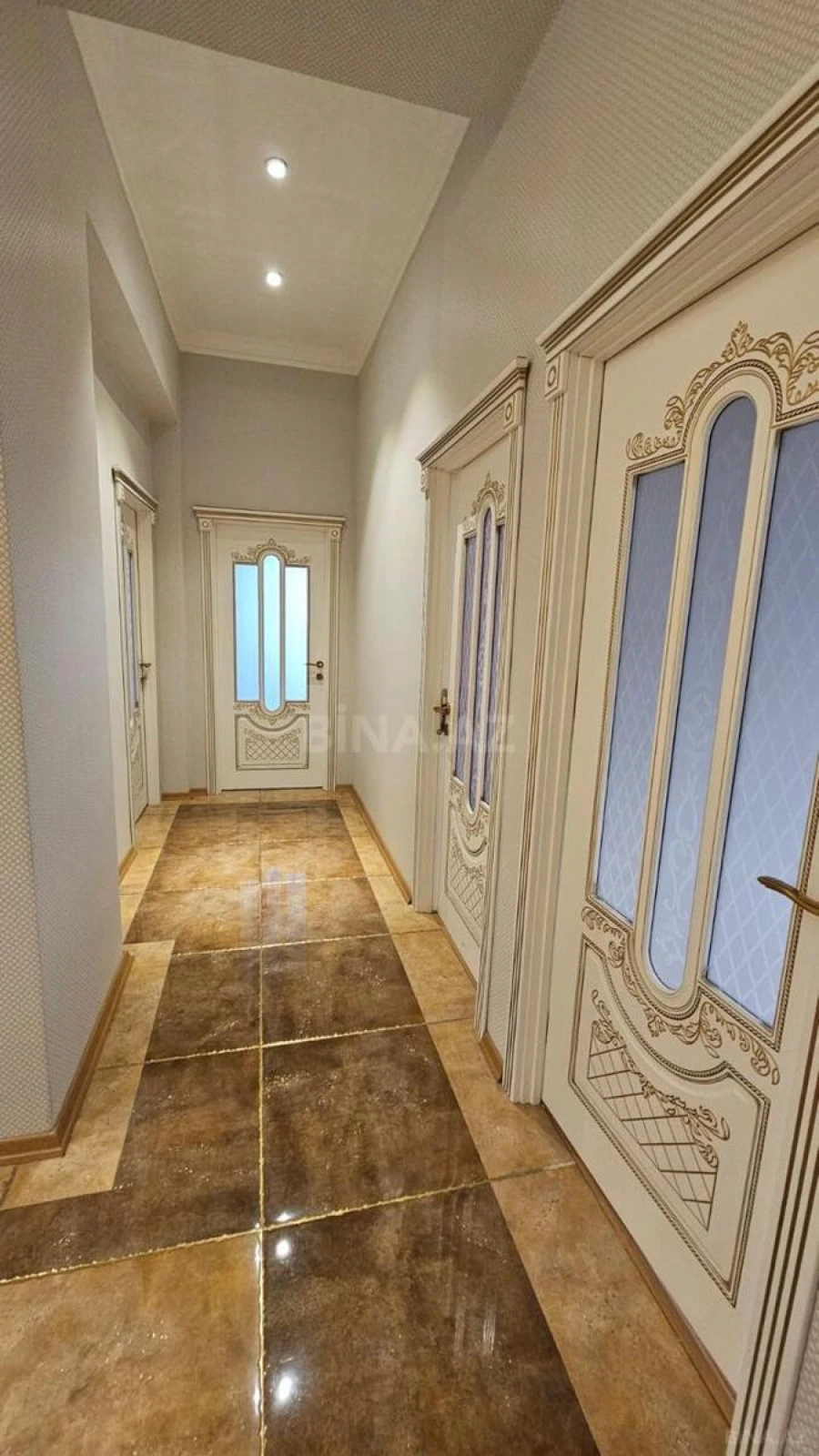 Satılır 3 otaqlı mənzil 141 m²