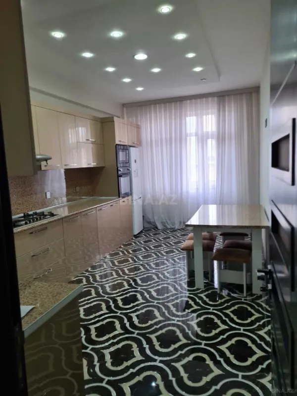 Satılır 3 otaqlı mənzil 136 m²