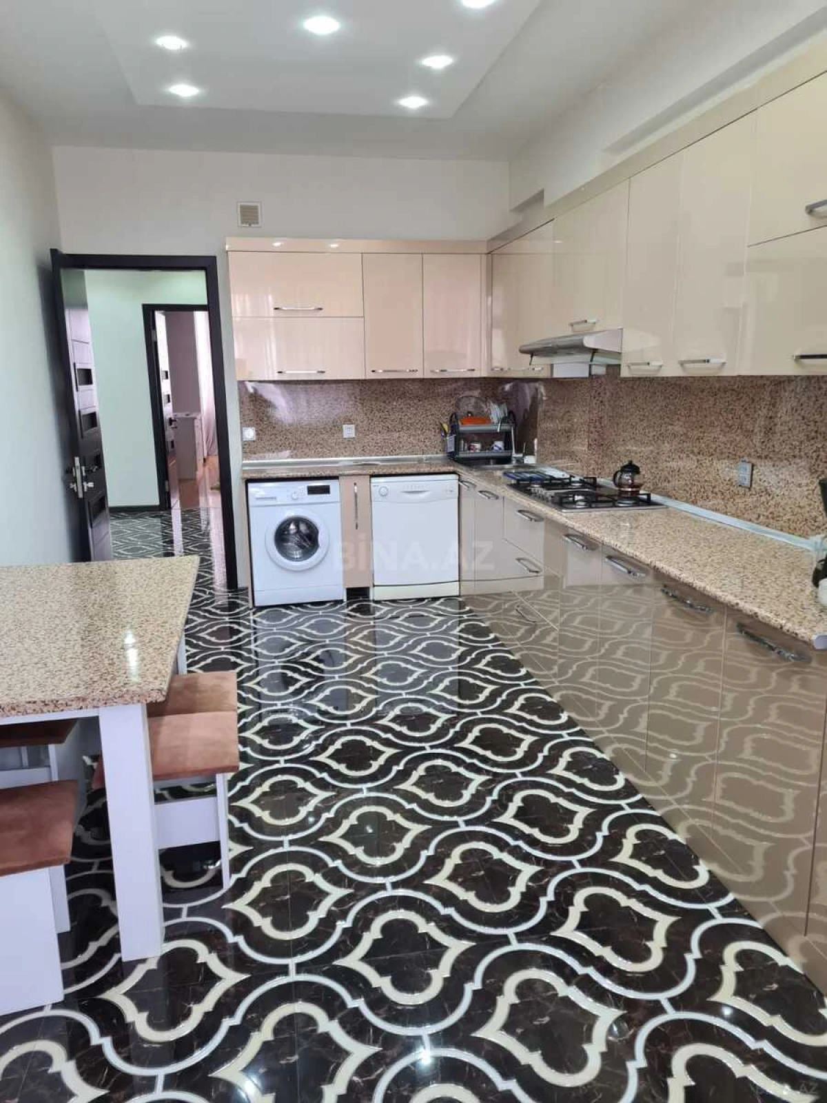 Satılır 3 otaqlı mənzil 136 m²