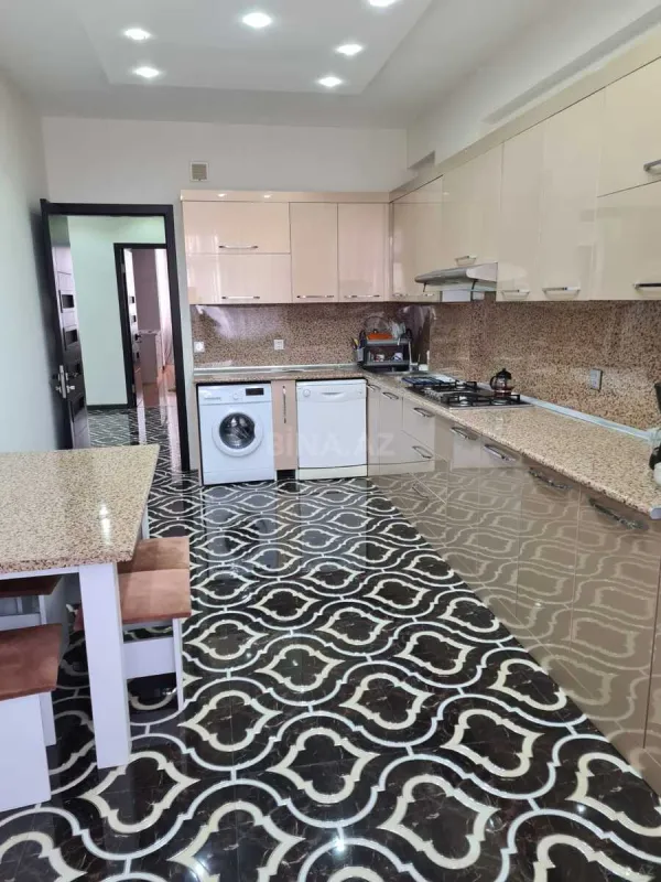 Satılır 3 otaqlı mənzil 136 m²