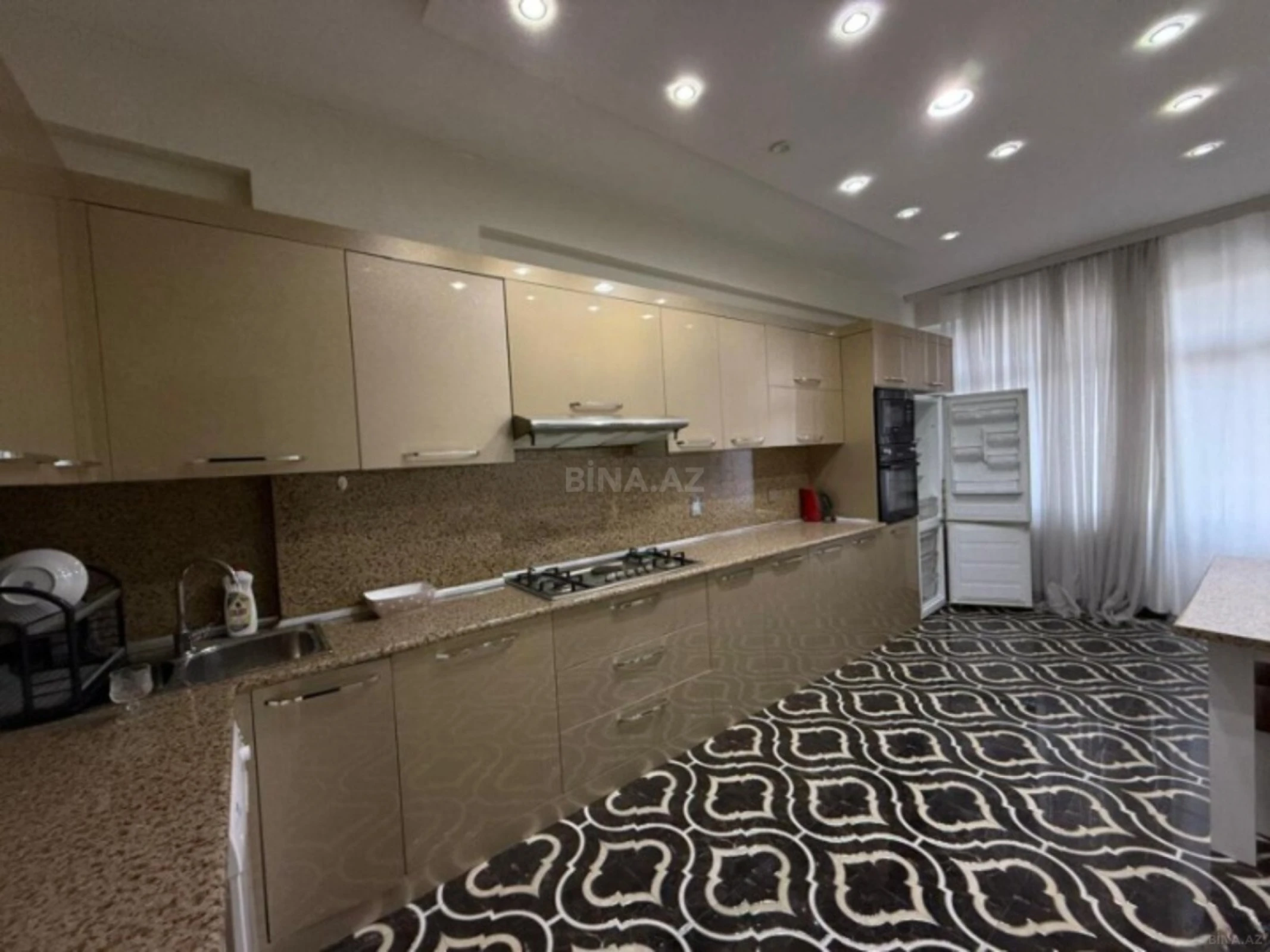 Satılır 3 otaqlı mənzil 136 m²