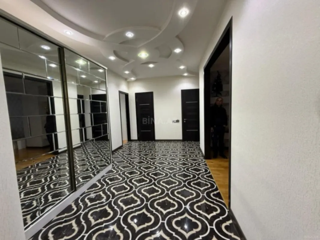Satılır 3 otaqlı mənzil 136 m²