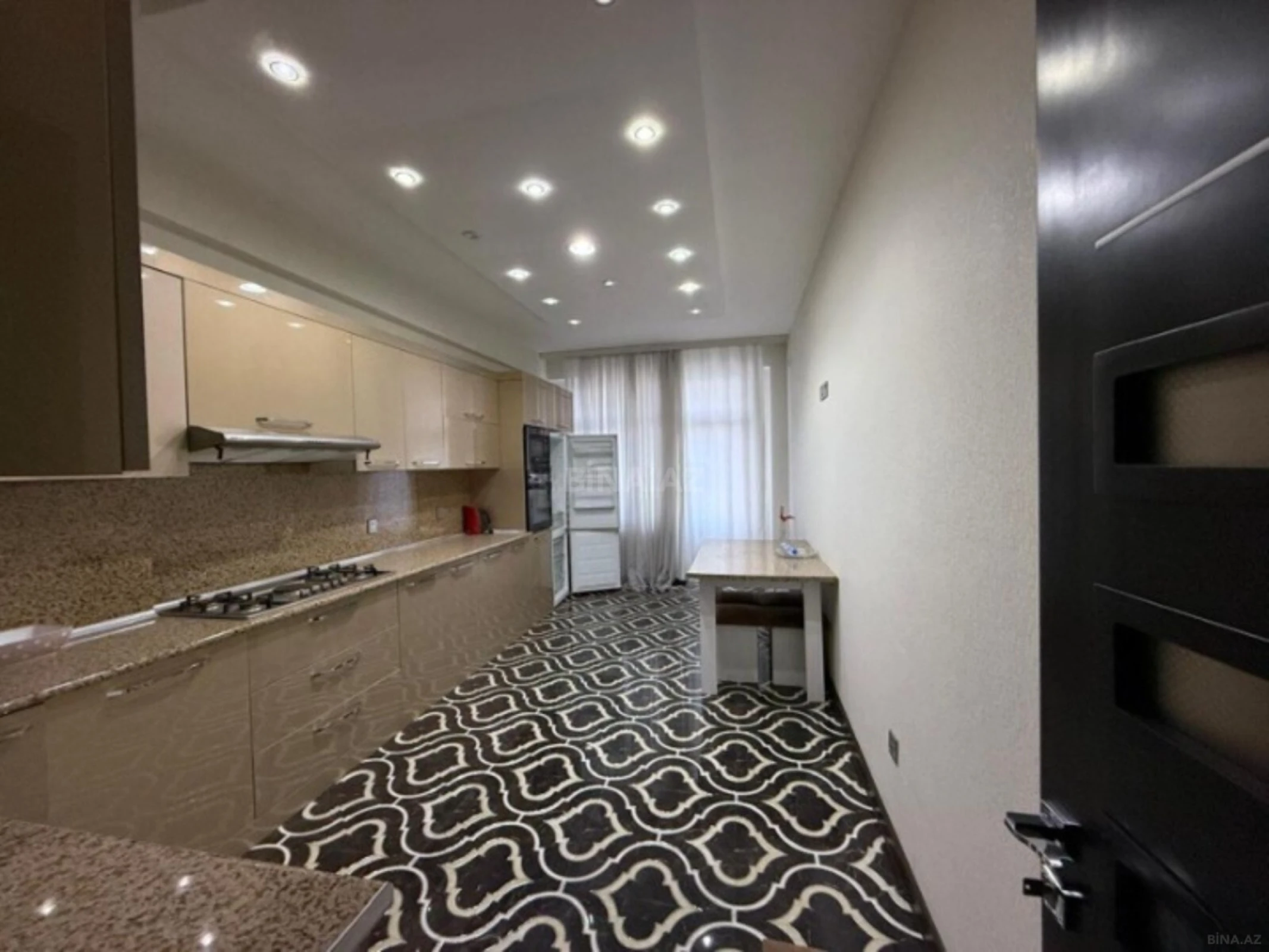 Satılır 3 otaqlı mənzil 136 m²