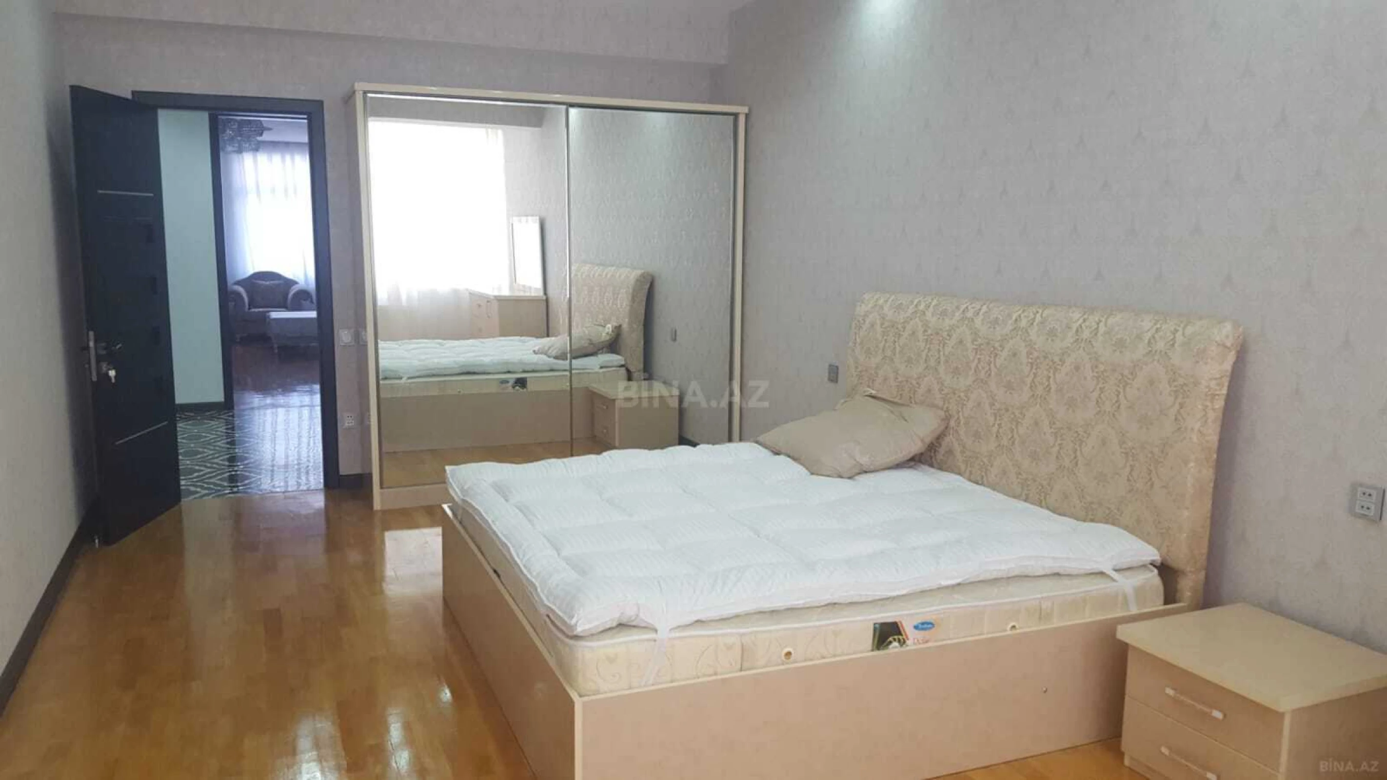 Satılır 3 otaqlı mənzil 136 m²