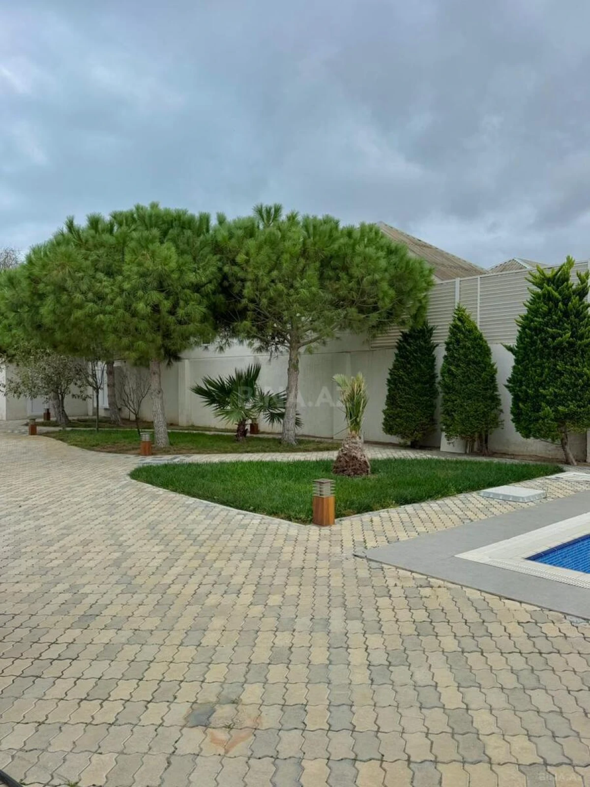 Satılır 5 otaqlı həyət evi 300 m²