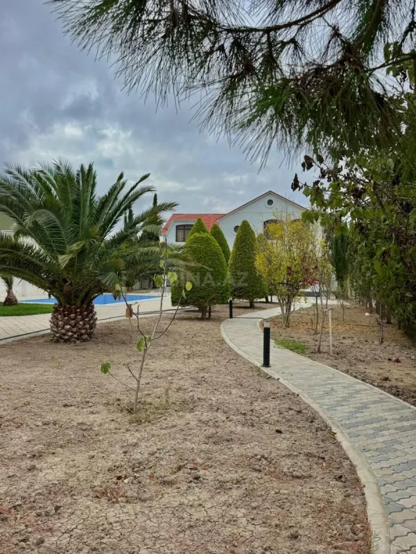 Satılır 5 otaqlı həyət evi 300 m²