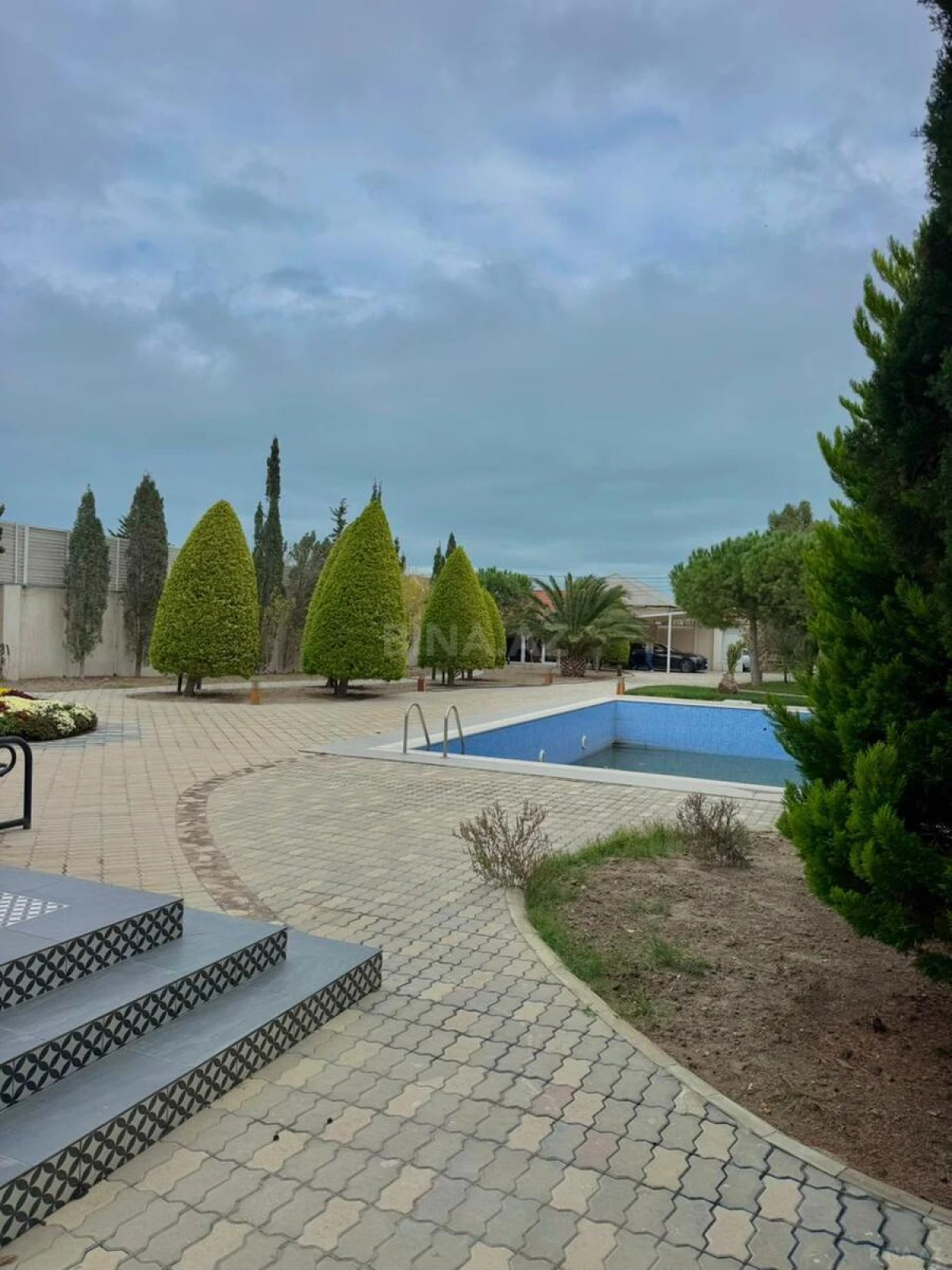 Satılır 5 otaqlı həyət evi 300 m²