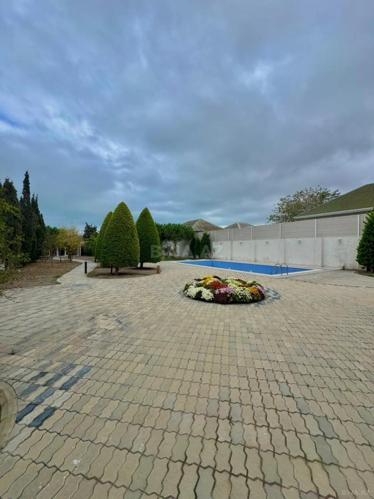 Satılır 5 otaqlı həyət evi 300 m²