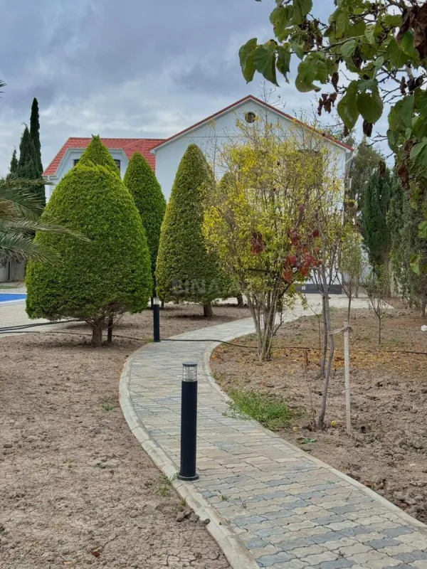 Satılır 5 otaqlı həyət evi 300 m²