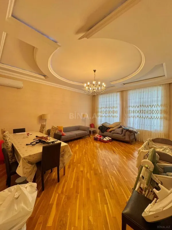 Satılır 5 otaqlı həyət evi 300 m²