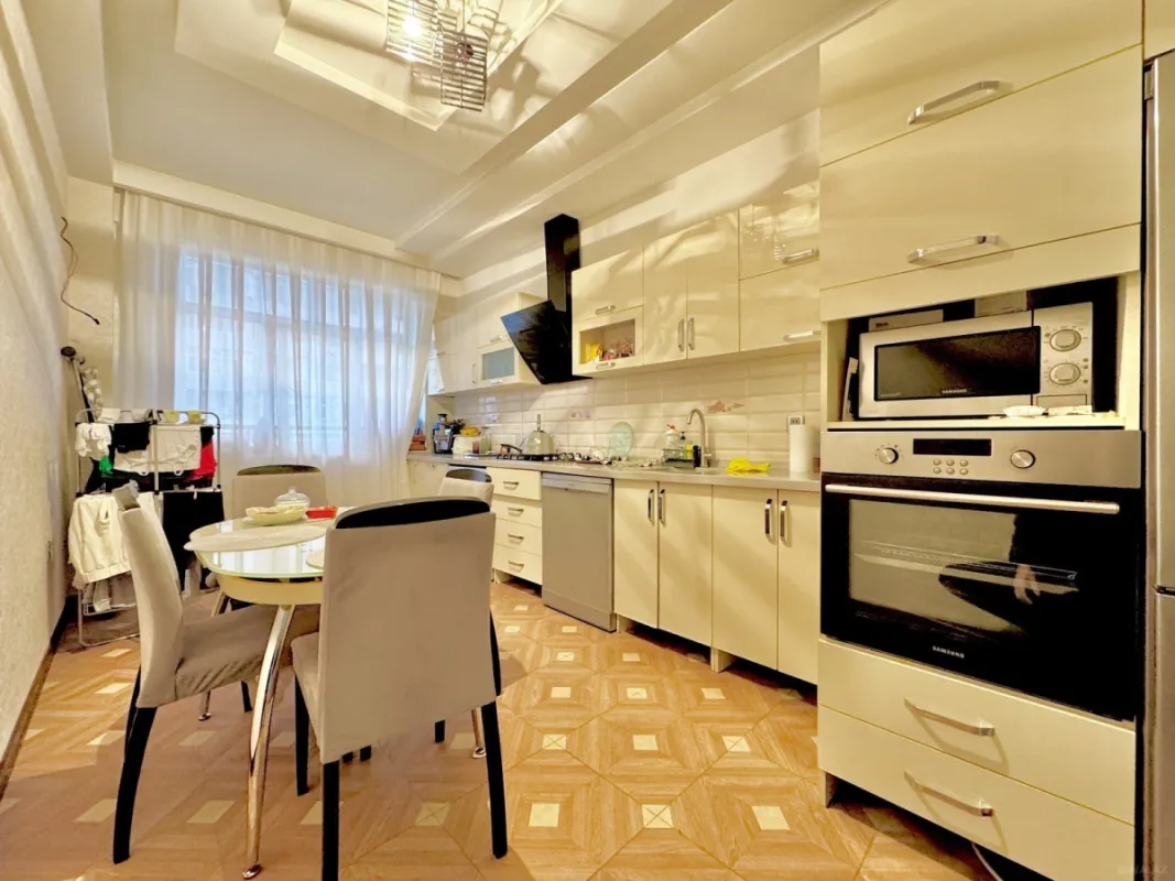 Satılır 2 otaqlı mənzil 103 m²