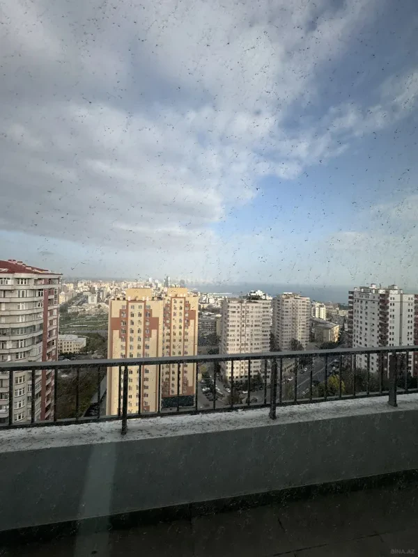 Satılır 7 otaqlı mənzil 345 m²