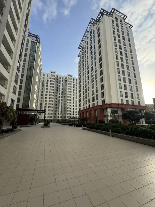 Satılır 7 otaqlı mənzil 345 m²